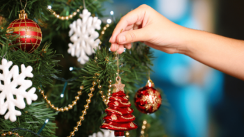Passo a passo para a montagem de uma árvore de Natal decorada e cheia de significado